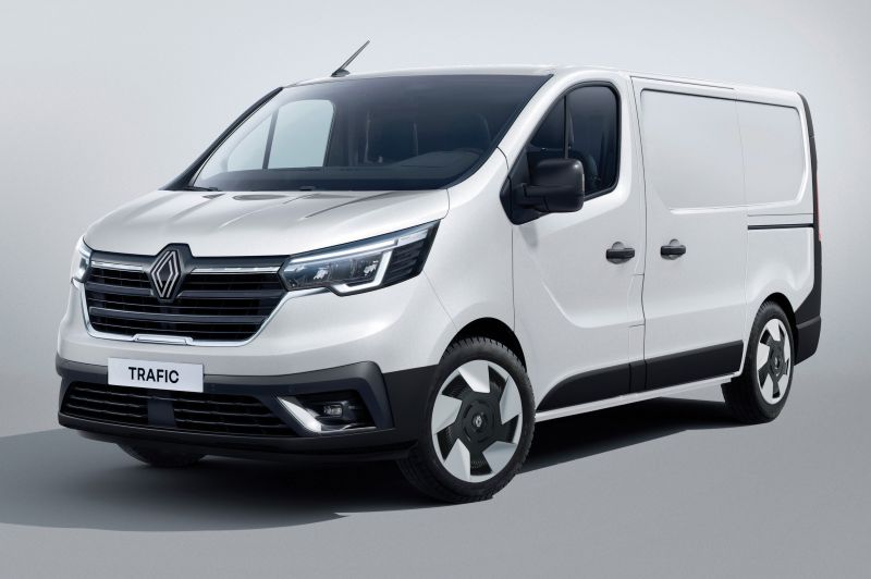 Diesel Renault Trafic Refreshed Ahead of EV Sibling's Arrival